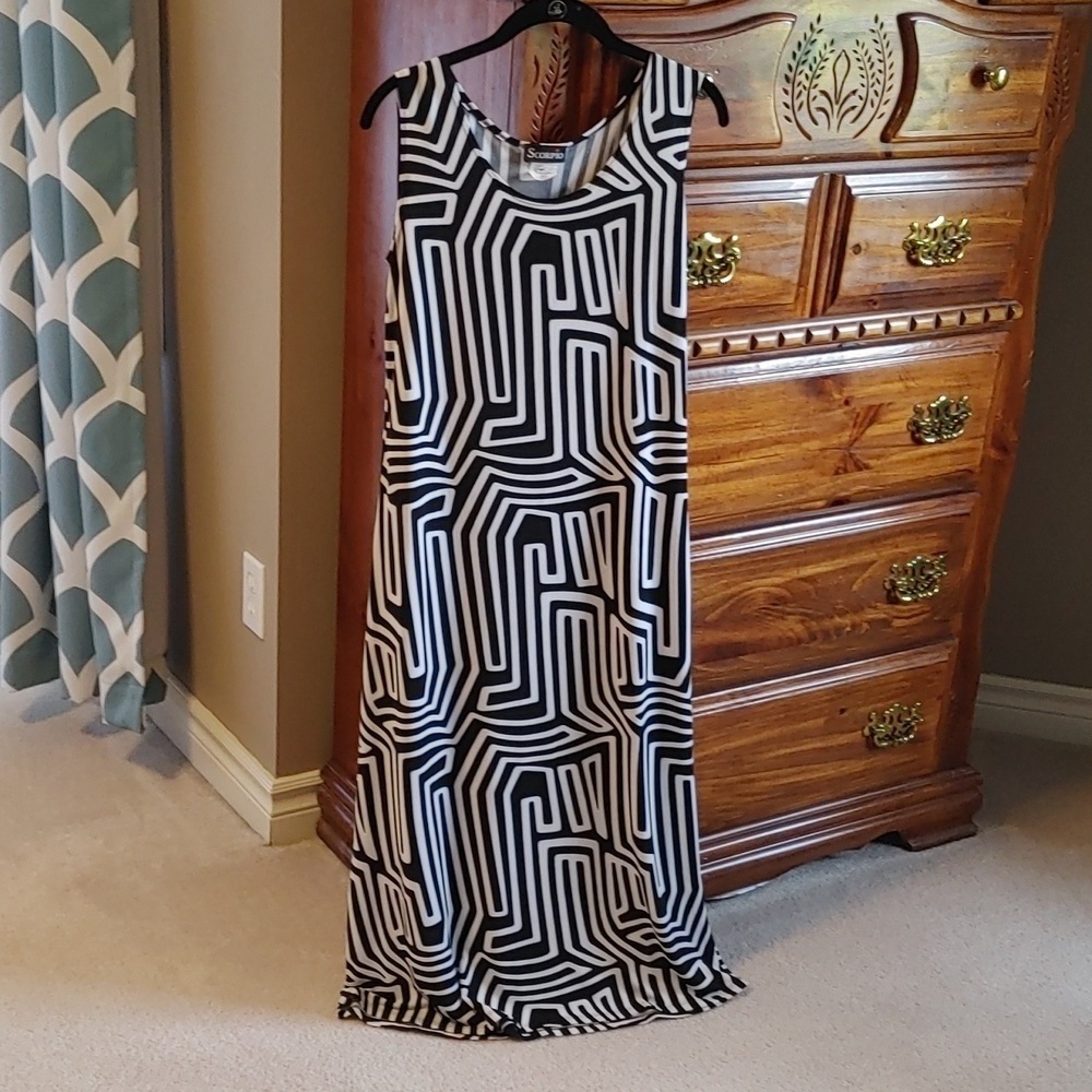 🌻Scorpio Black & White Graphic Midi Dress
